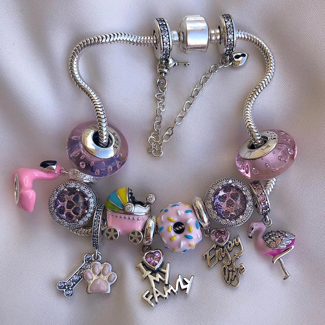 7 formas criativas de usar berloques além da pulseira