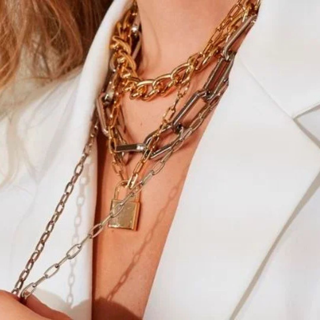 Como combinar colares: guia de layering por comprimento e decote