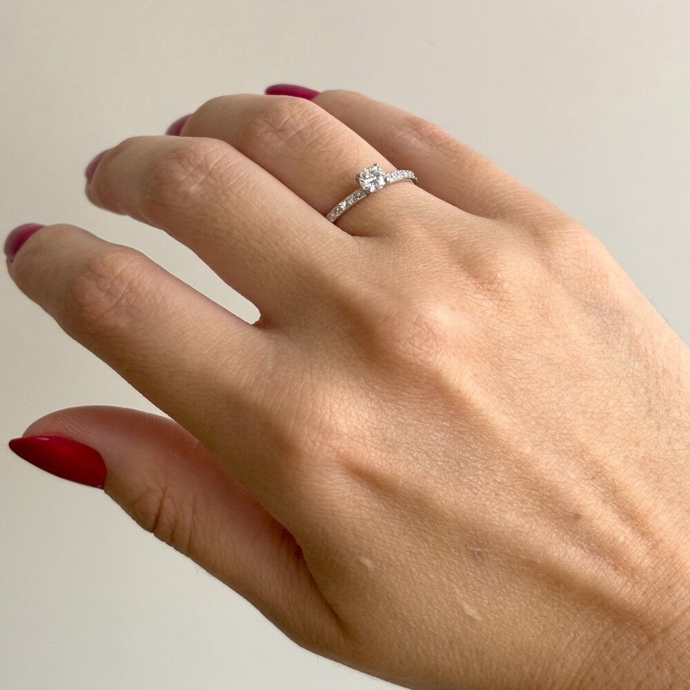 Anel solitário moissanite cravejado 0.3ct prata 925 (4mm) - foto 2