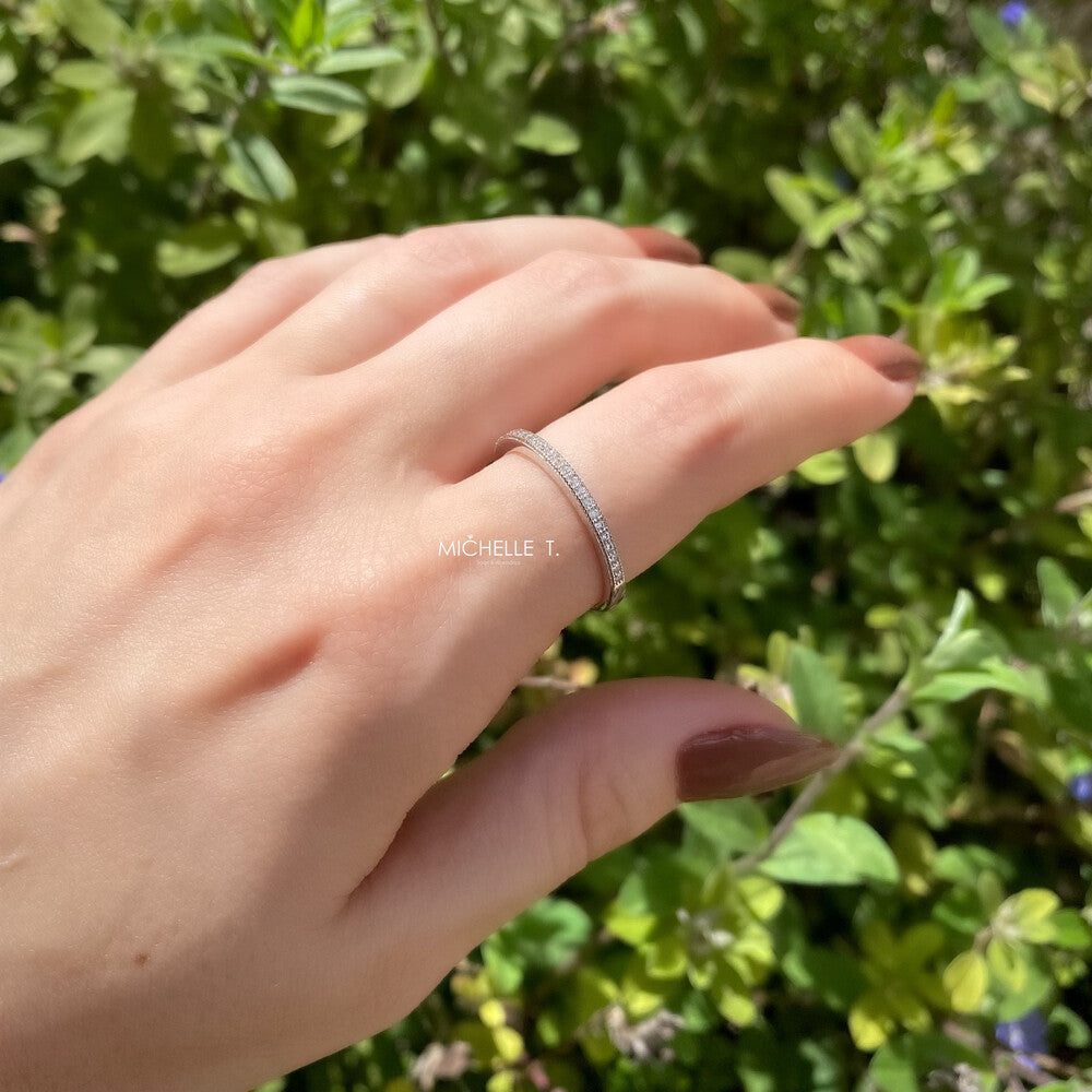 Anel aparador meia aliança zircônias brancas prata 925