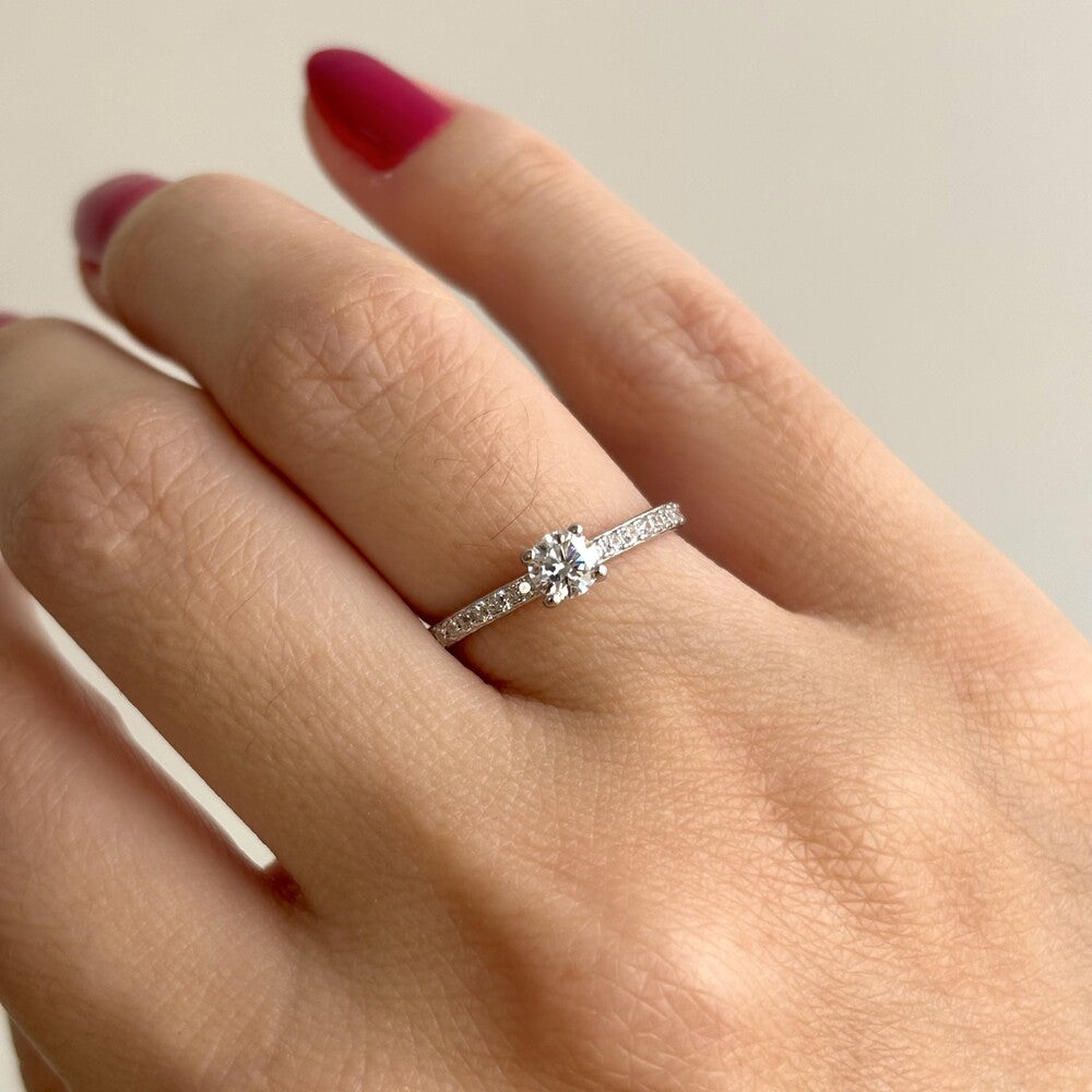 Anel solitário moissanite cravejado 0.3ct prata 925 (4mm) - foto 3