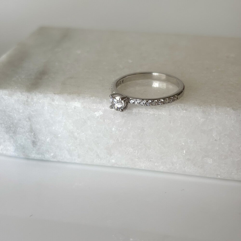 Anel solitário moissanite cravejado 0.3ct prata 925 (4mm) - foto 4