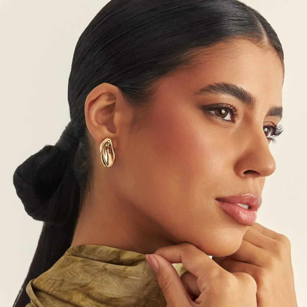 Brinco Triton orgânico liso ouro