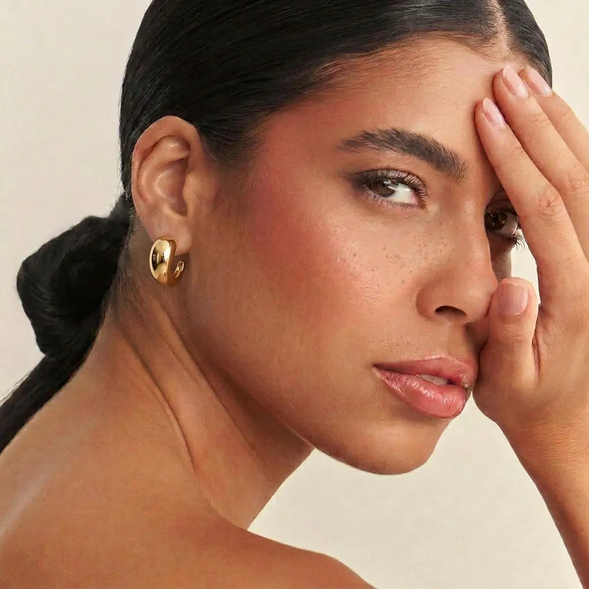 Brinco Sour meia argola lisa ouro