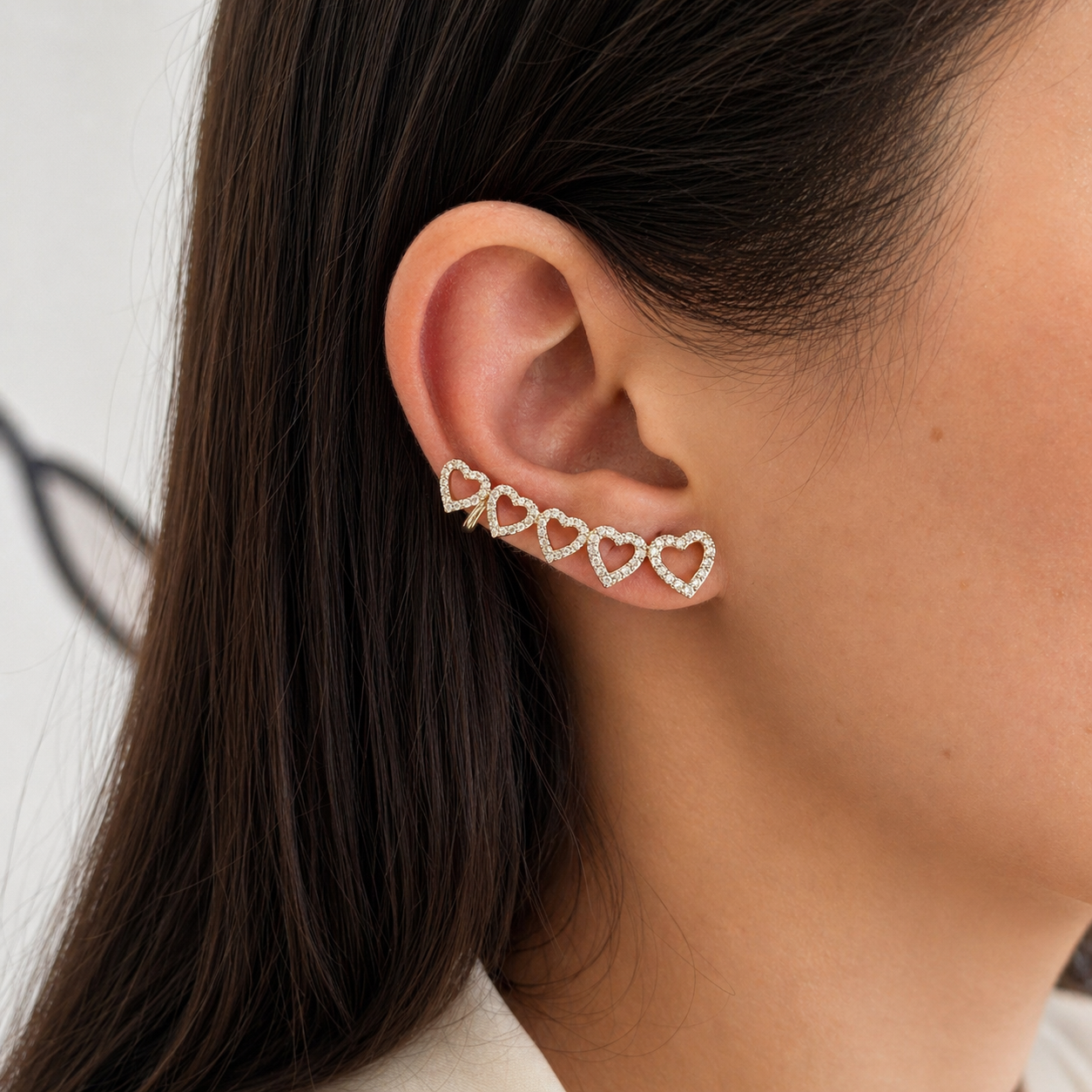 Brinco ear cuff hearts cravejado ouro - foto 2