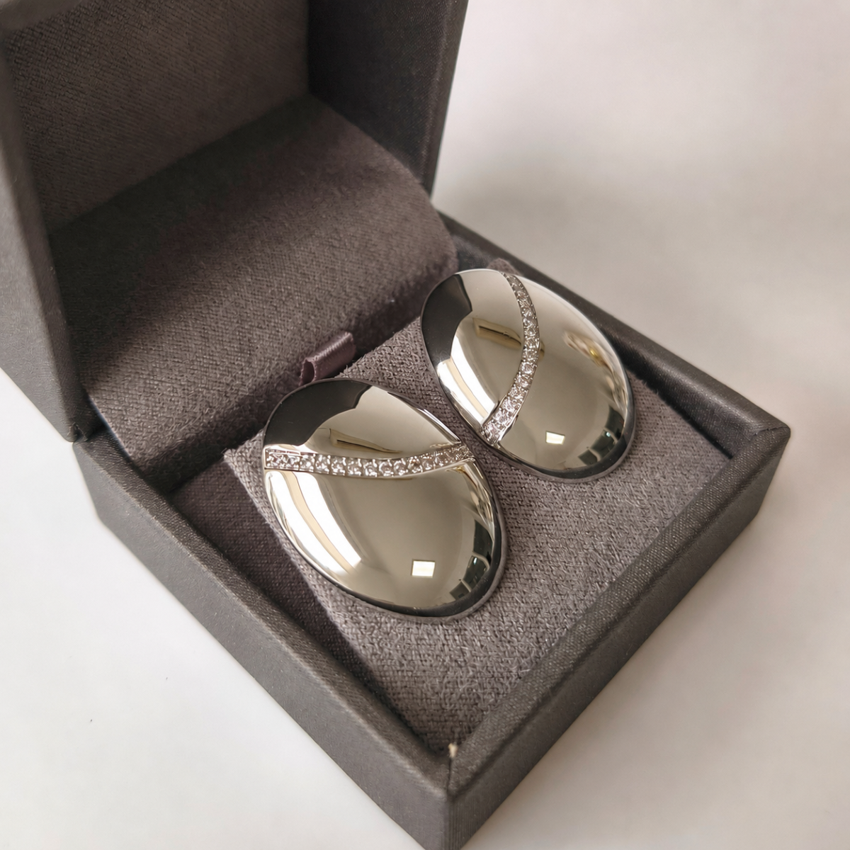 Brinco oval Meg cravejado zircônias ródio branco