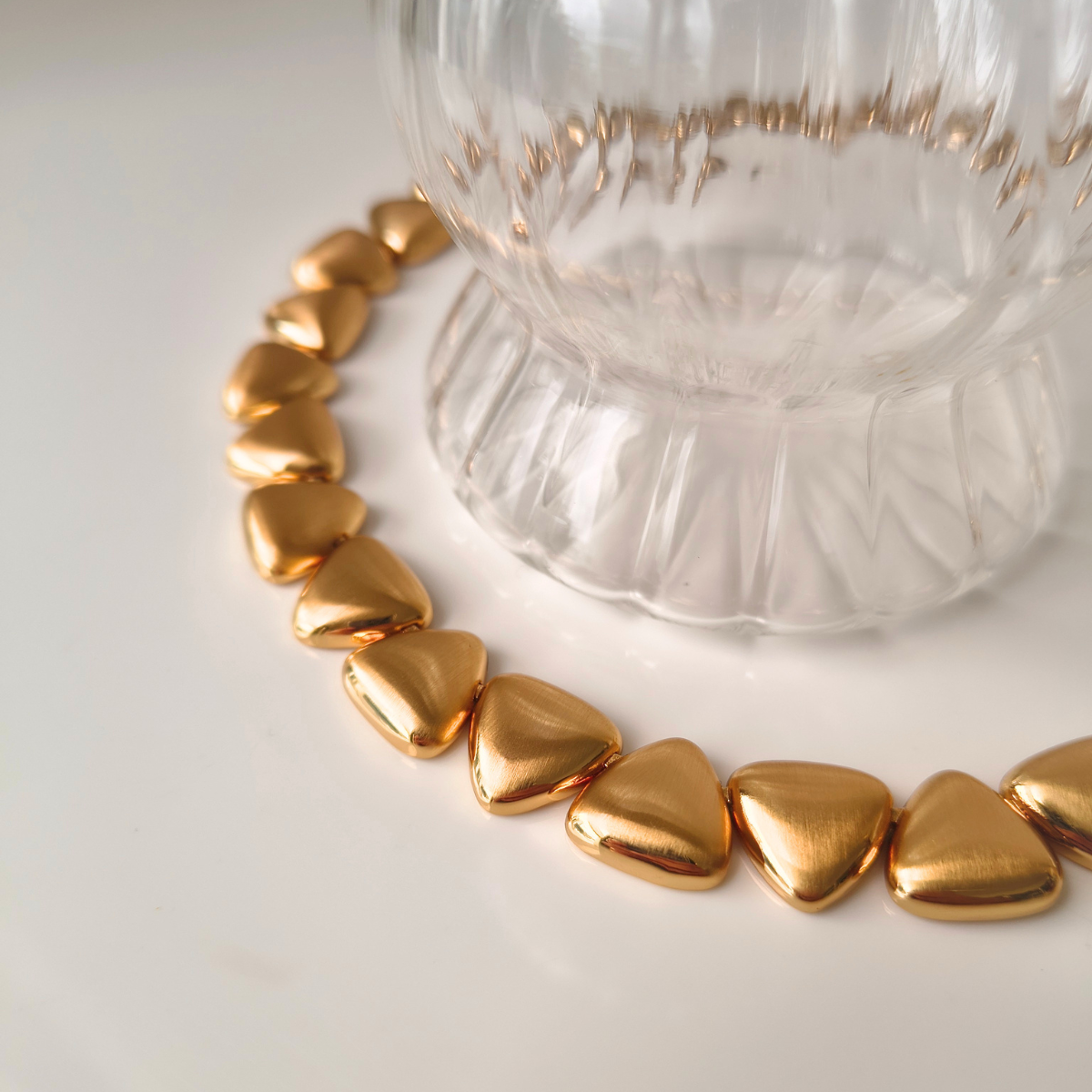 Colar Emilia triângulos acetinados ouro