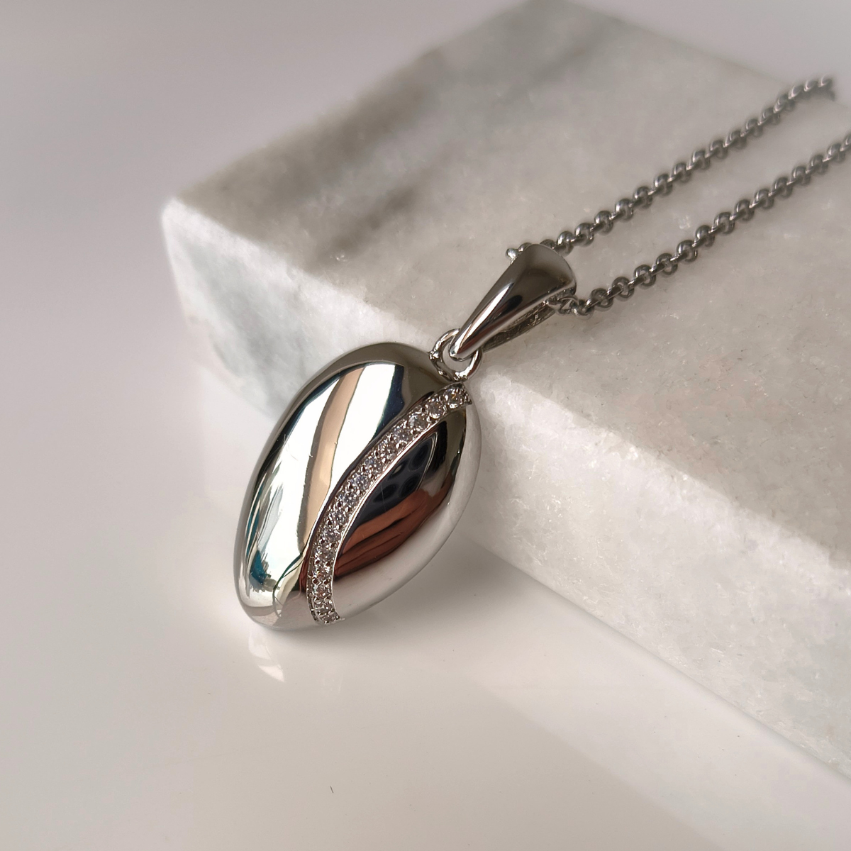 Colar oval Meg cravejado zircônias ródio branco