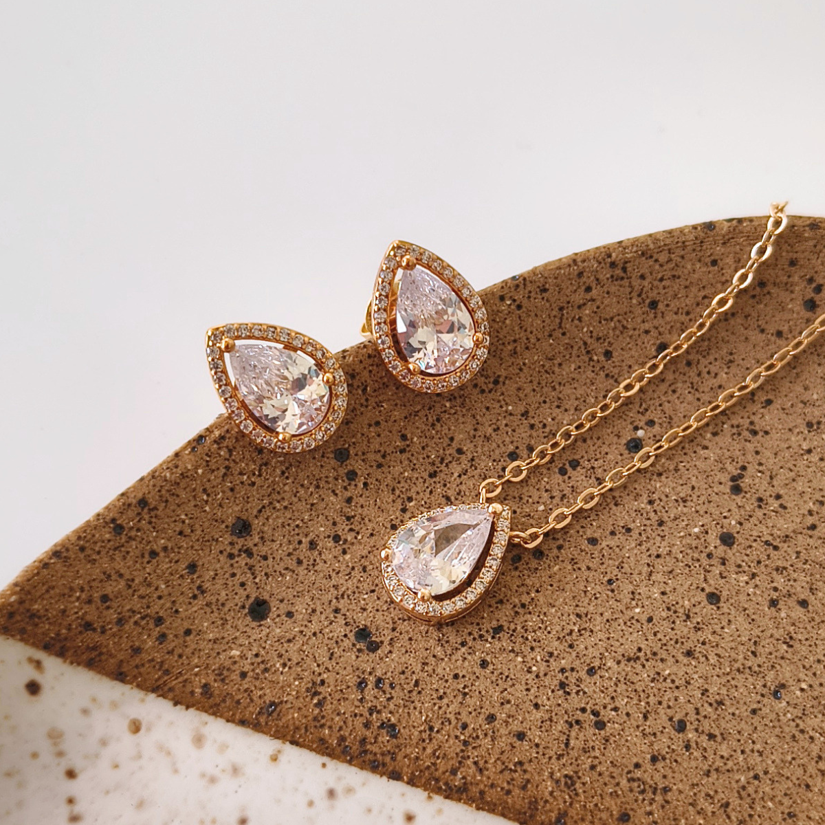 Conjunto Paty gota zircônia branca ouro