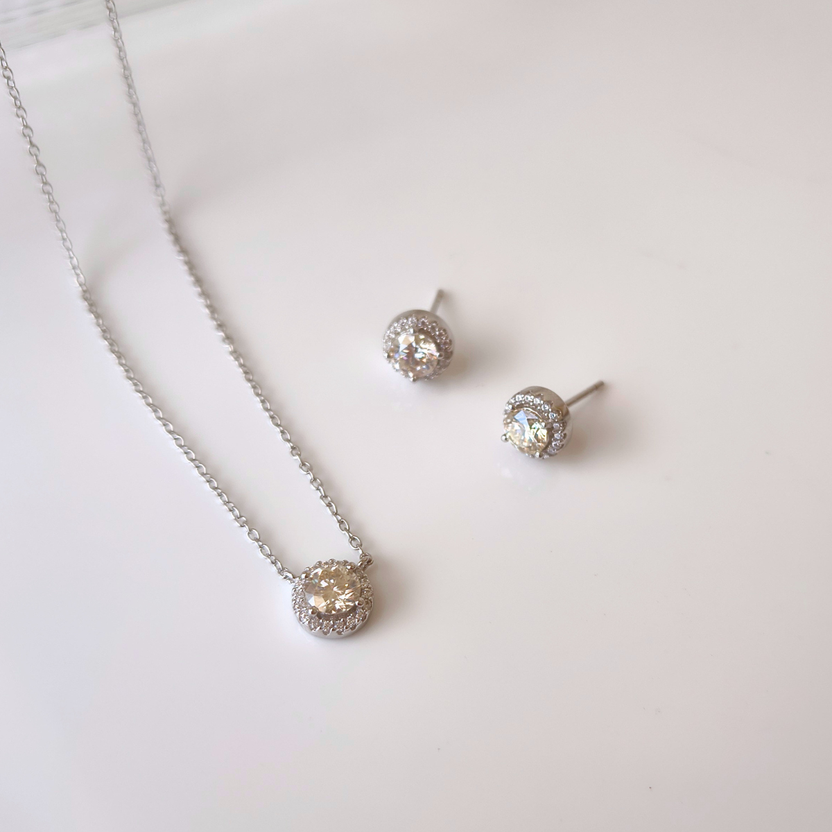 Conjunto solitário cravejado ponto de luz Moissanite 0.5ct prata 925 (5mm)