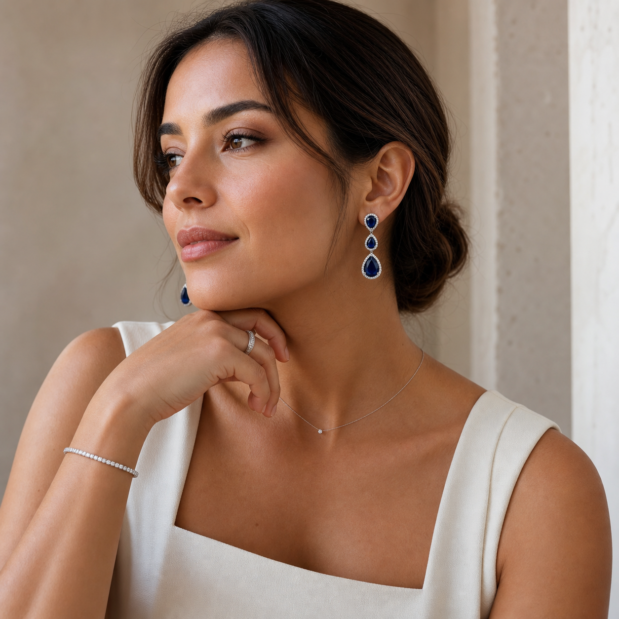 Zircônia azul safira: a pedra que ilumina qualquer look e como usar