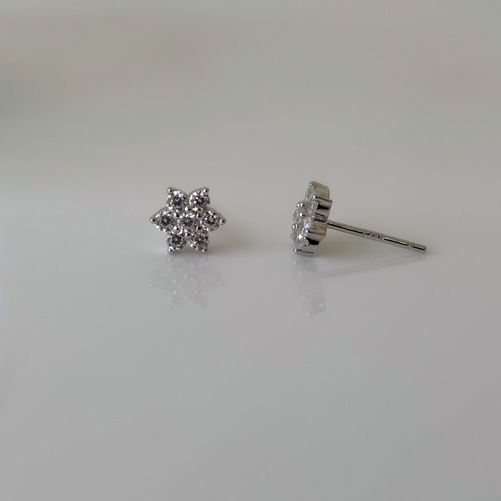 Brinco mini flor Tina zircônias brancas prata 925 - foto 3