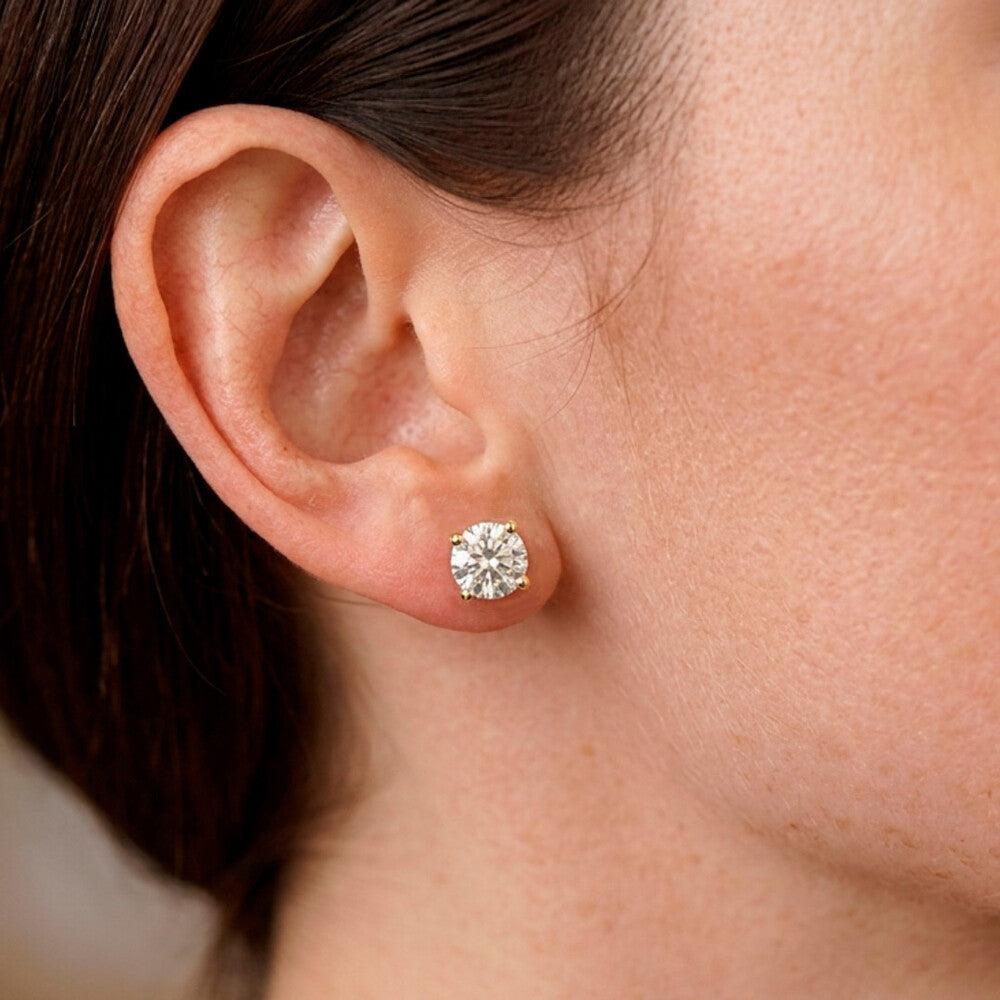Brinco solitário ponto de luz Moissanite prata 925 banho ouro (8.0mm) - foto 2