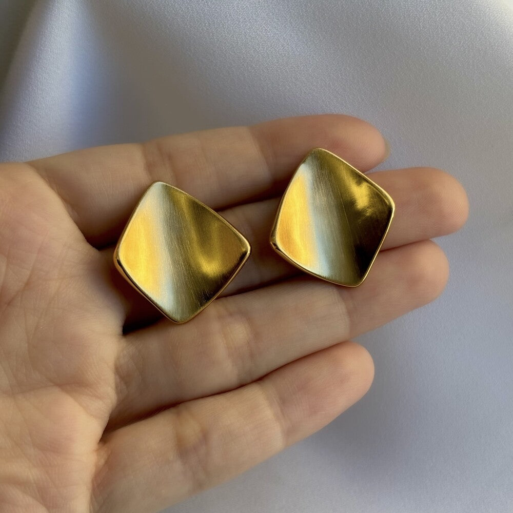 Brinco Mavie losango acetinado ouro - foto 4