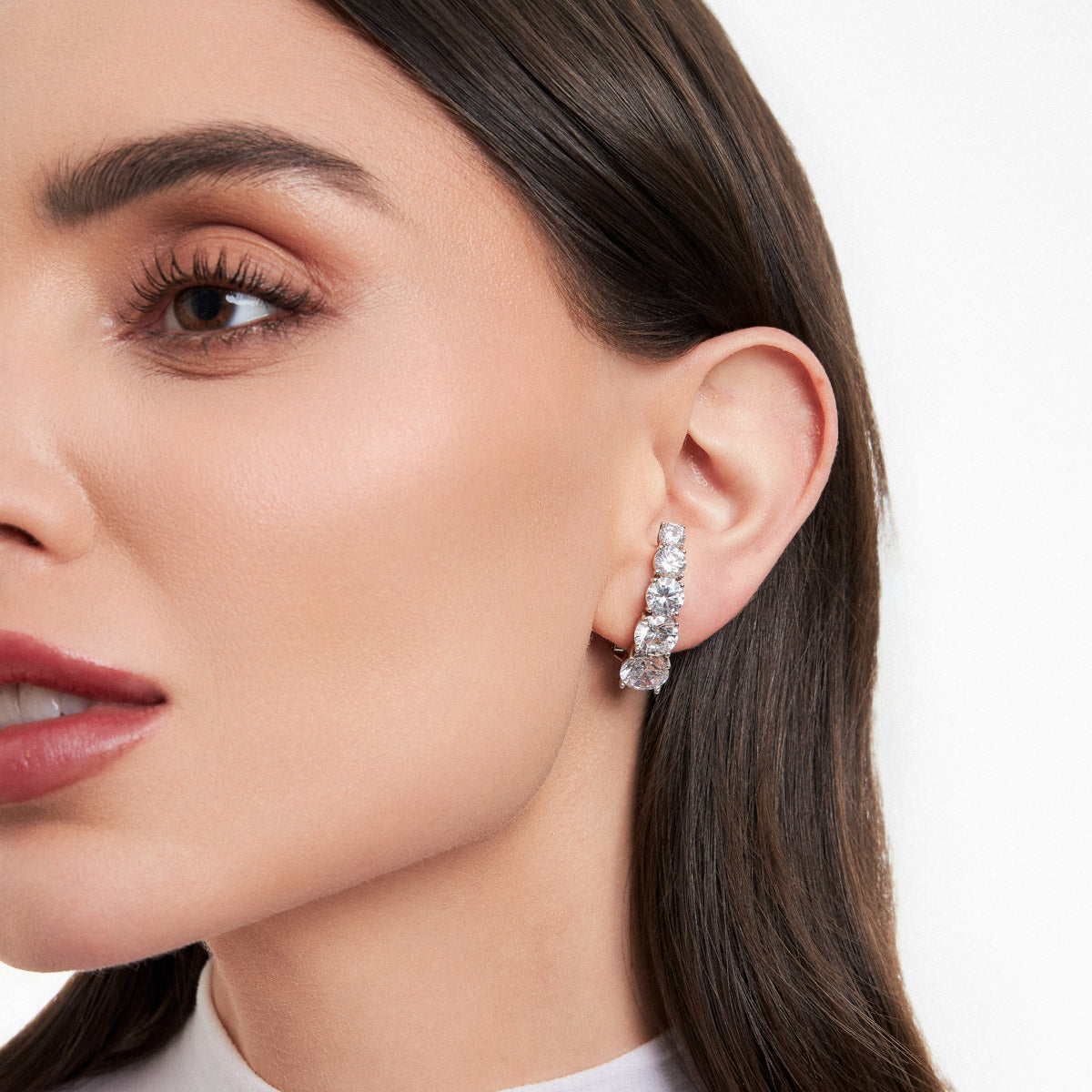 Brinco Antonia ear hook zircônias brancas ródio branco