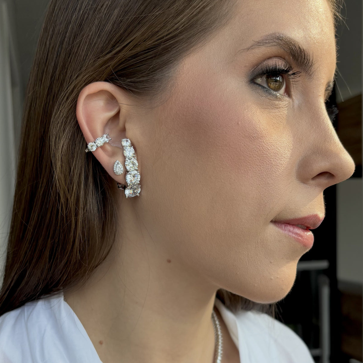 Brinco Antonia ear hook zircônias brancas ródio branco