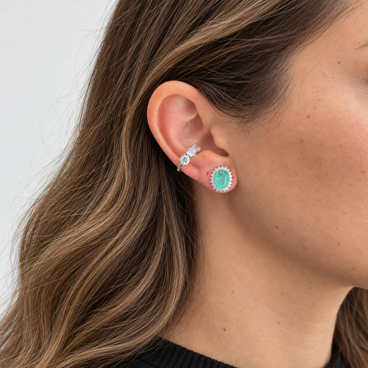 Brinco Livia Moissanite oval esmeralda colombiana fusion prata 925