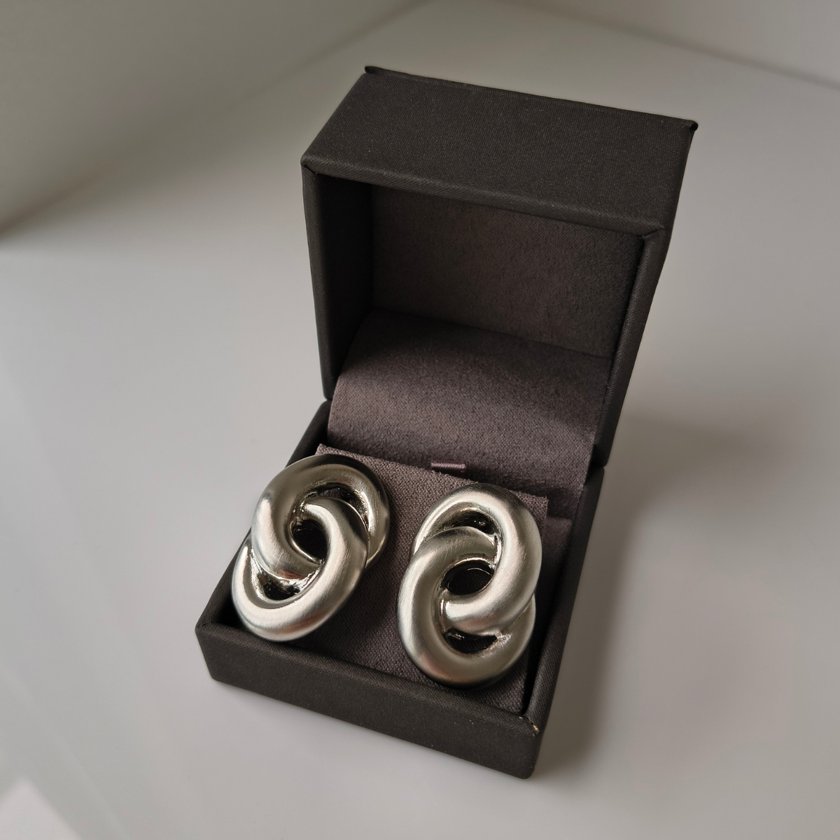 Brinco Susie aros lisos acetinados ródio branco