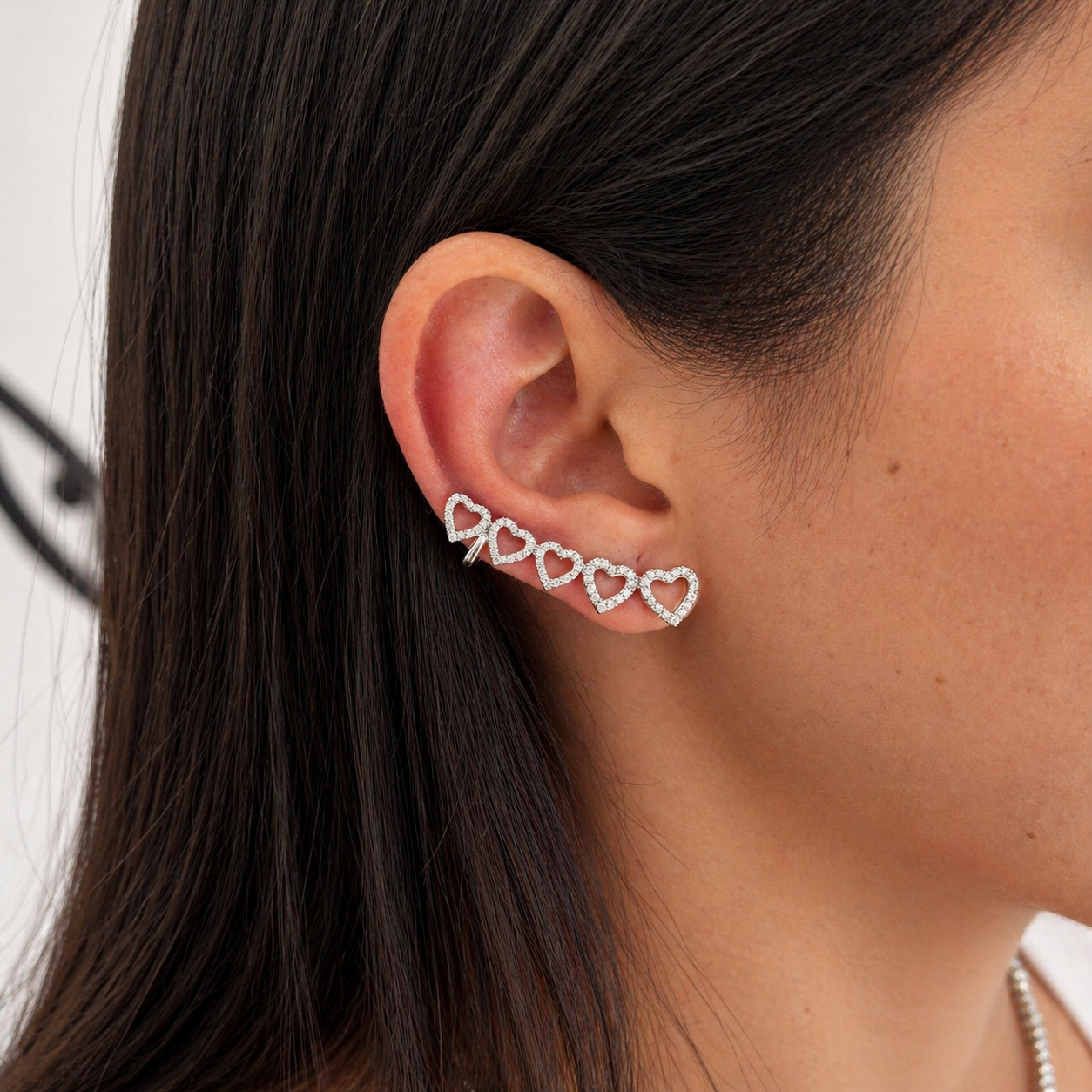 Brinco ear cuff hearts cravejado ródio branco - foto 2