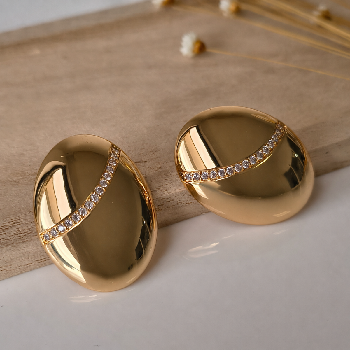 Brinco oval Meg cravejado zircônias ouro