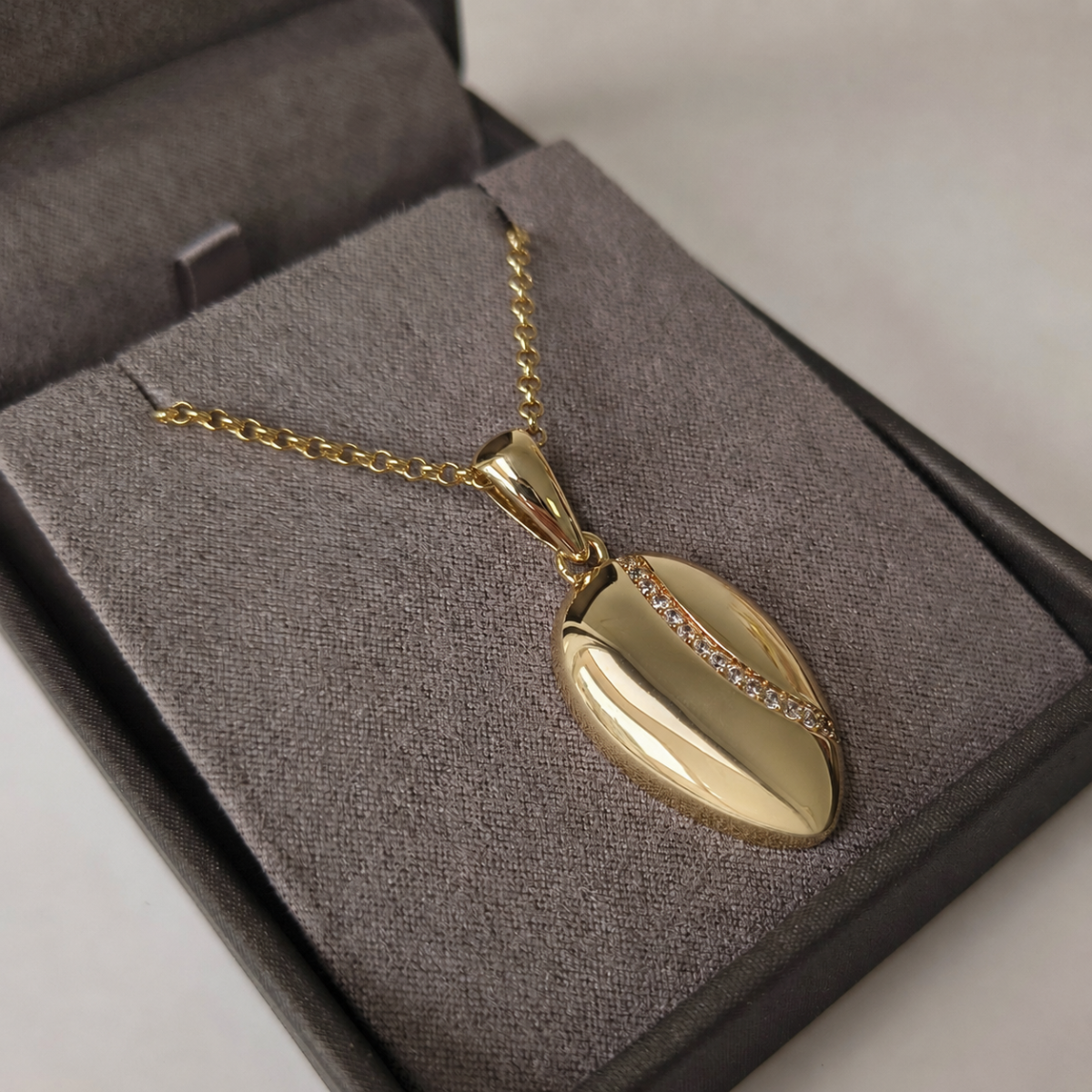 Colar oval Meg cravejado zircônias ouro