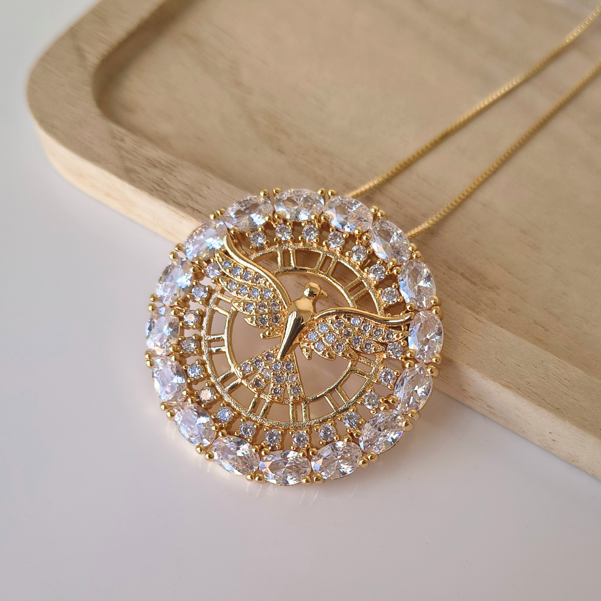 Colar pingente Espírito Santo zircônias ouro