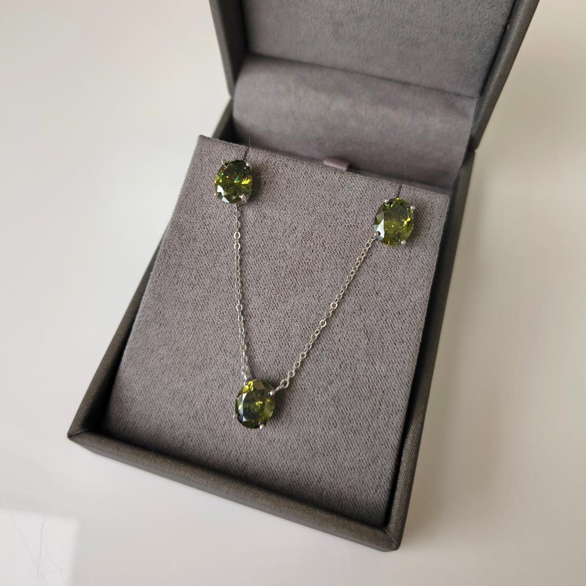 Conjunto Alexa oval zircônia verde oliva ródio branco