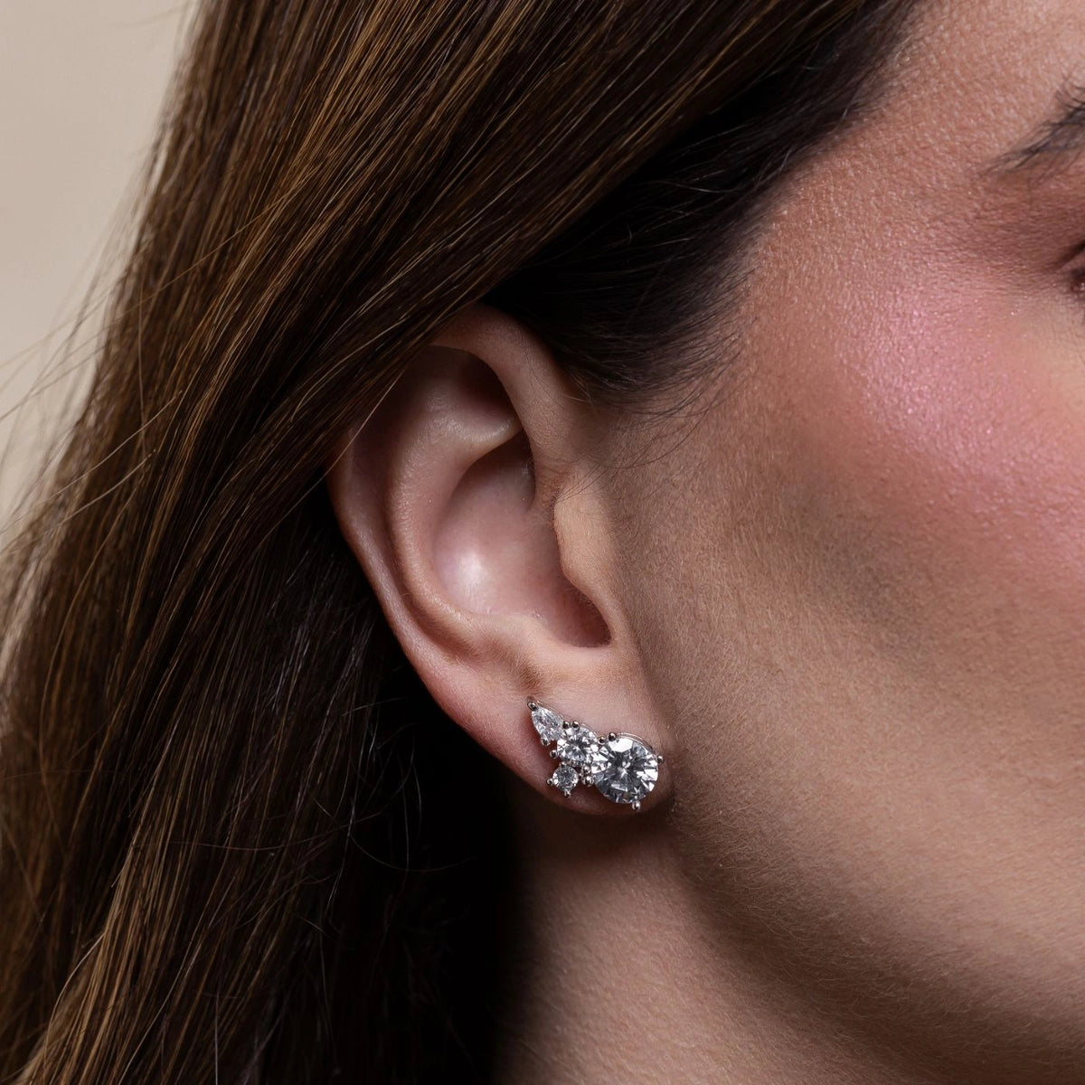 Brinco ear cuff Wing ródio branco na orelha